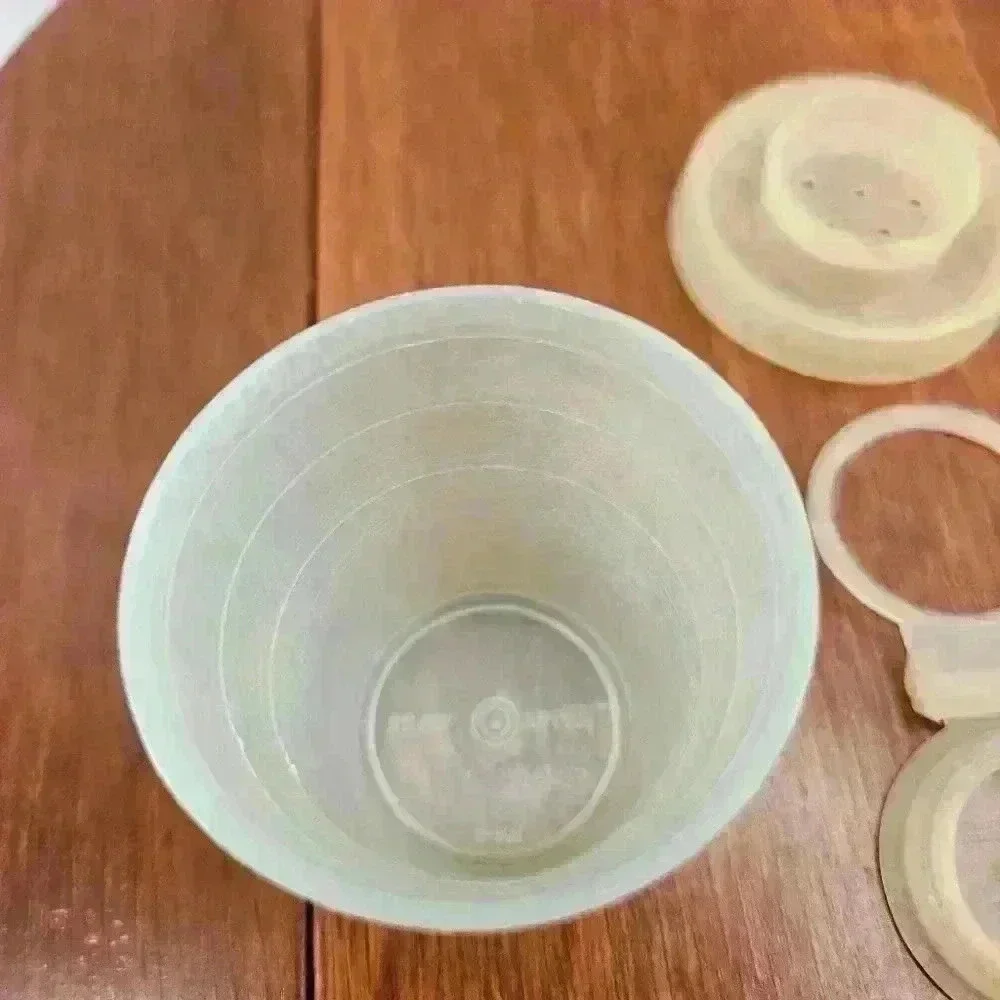 Tupperware Mini Salt & Pepper Shakers Yellow Blue USA Vtg  101-11 & 101-12 - Picture 7 of 11